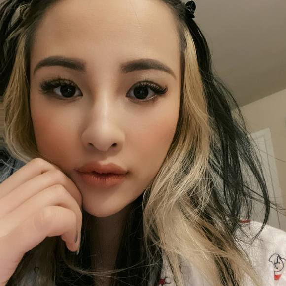Poshmark profile picture for @minhminh